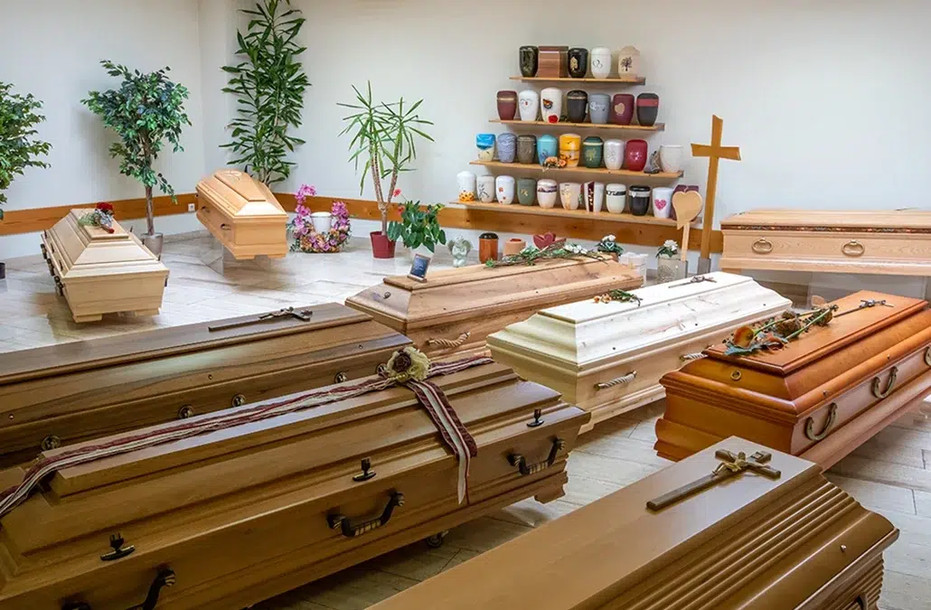 Särge, Urnen und Bestattungszubehör