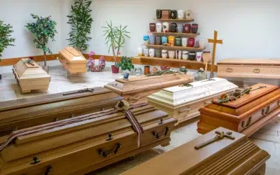 Särge, Urnen und Bestattungszubehör